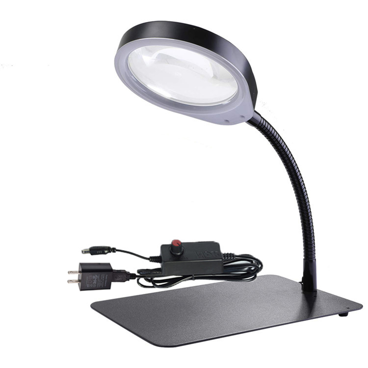 Lampa med förstoringsglas